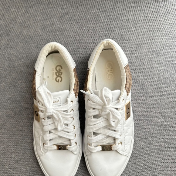 GUESS "Comly" White and Canvas Logo Signature Fashion Shoes Sneakers Women's 7,5 - Picture 2 of 7